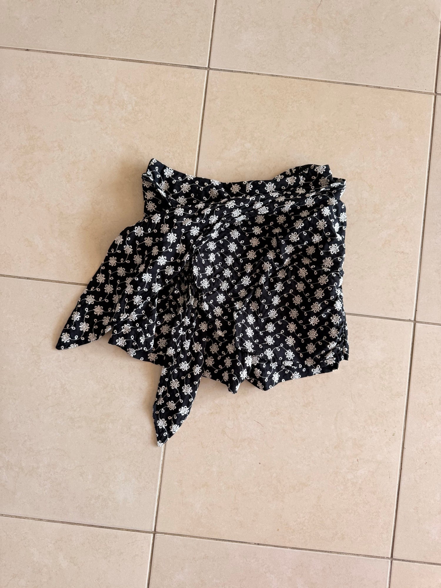 פריט 19 · חצאית מעטפת קשירה שחורה עם רקמה לבנה