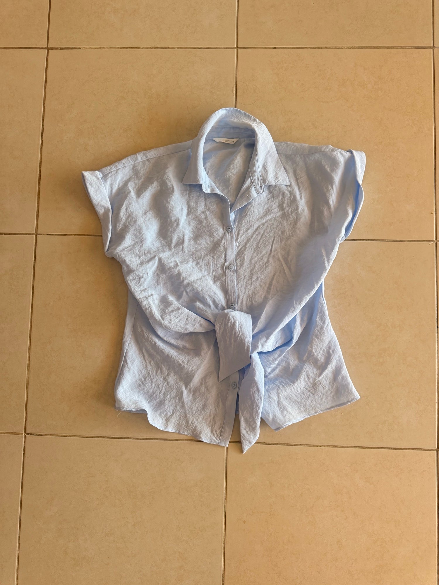 פריט 27 · חולצת קשירה תכלת שרוול קצר