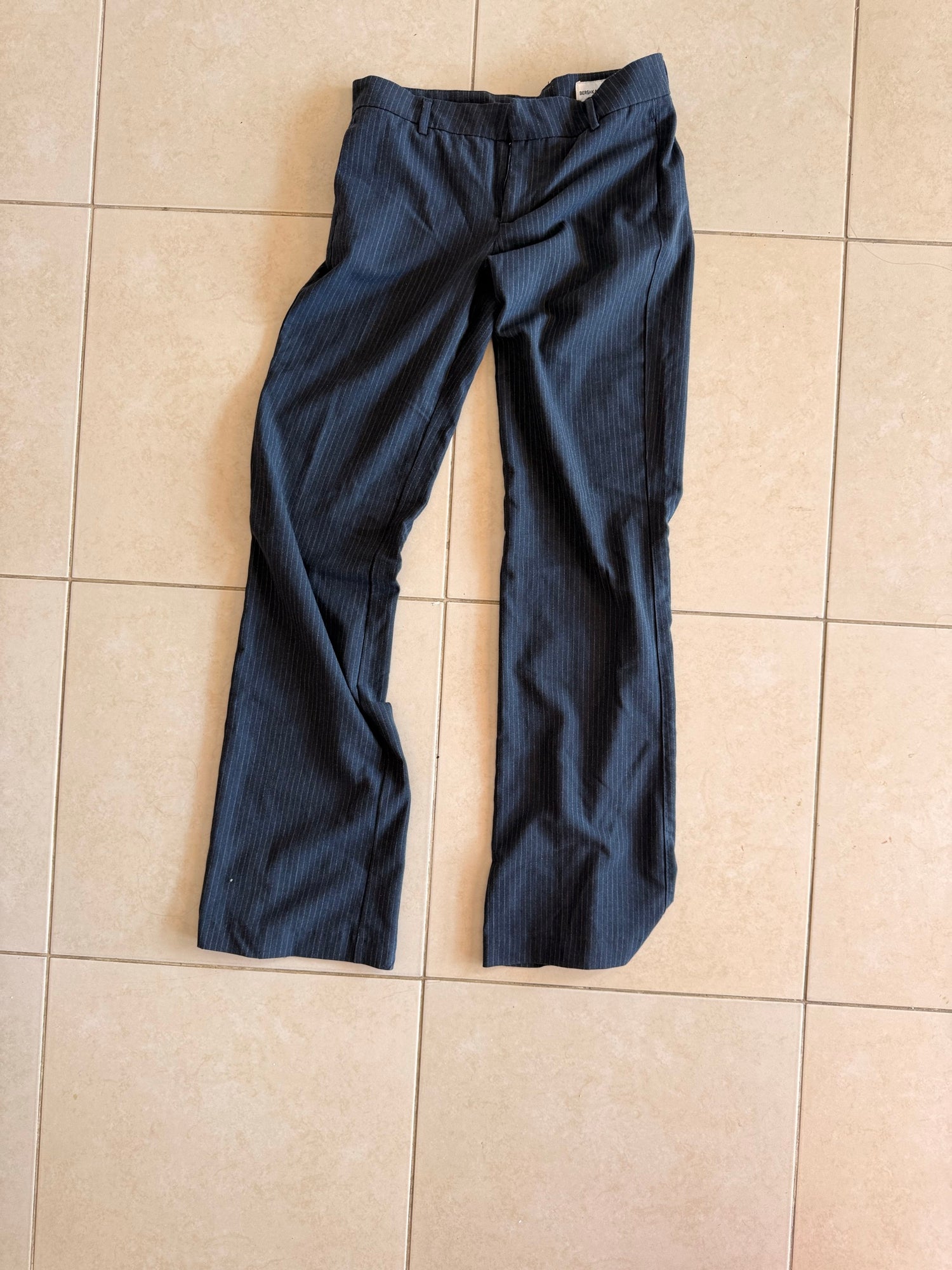 פריט 6 · מכנסיים מחויטים פסים דקים כחול כהה